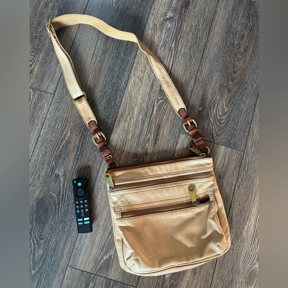 Light soft leather Fossil Cross Body Purse
